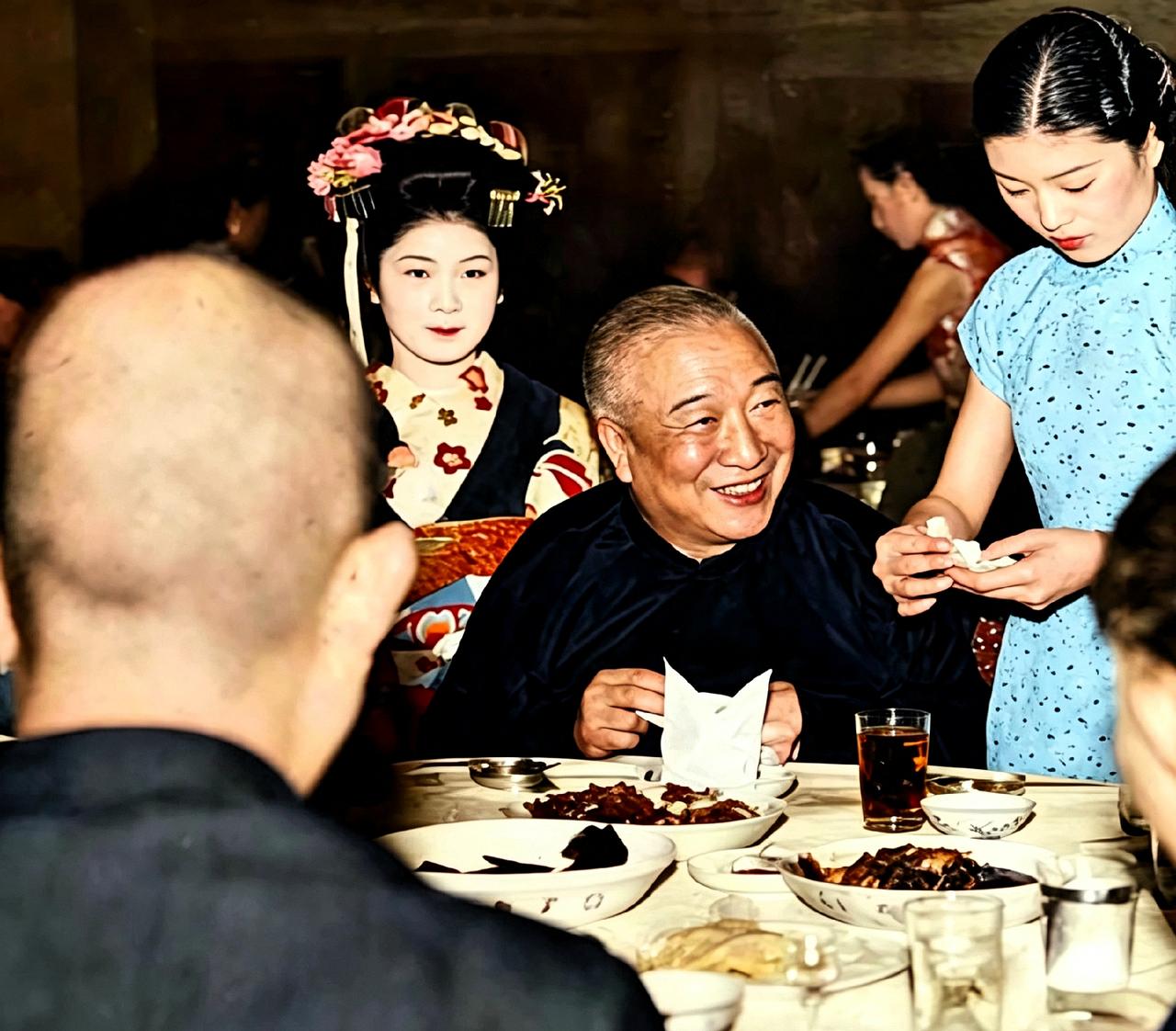 1938年上海，大汉奸梁鸿志正跟日本兵喝酒。旁边日本艺伎陪着，旗袍女侍端茶倒水。