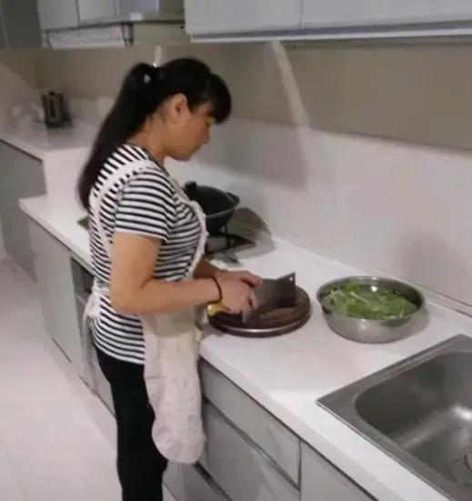 保姆正在厨房准备蒸螃蟹，雇主赶紧喊住她：不是说了我们今晚不在家吃饭嘛。保姆说