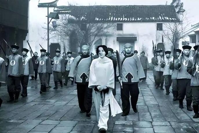 1907年，秋瑾临刑前，山阴县令对秋瑾说：“我本来想救你一命，但我人微言轻，实在