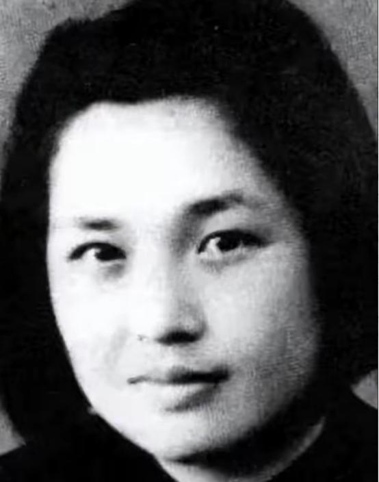 1958年，沈醉去天安门参加阅兵仪式，看见毛主席身边站着的女人，吓得他当场差点魂