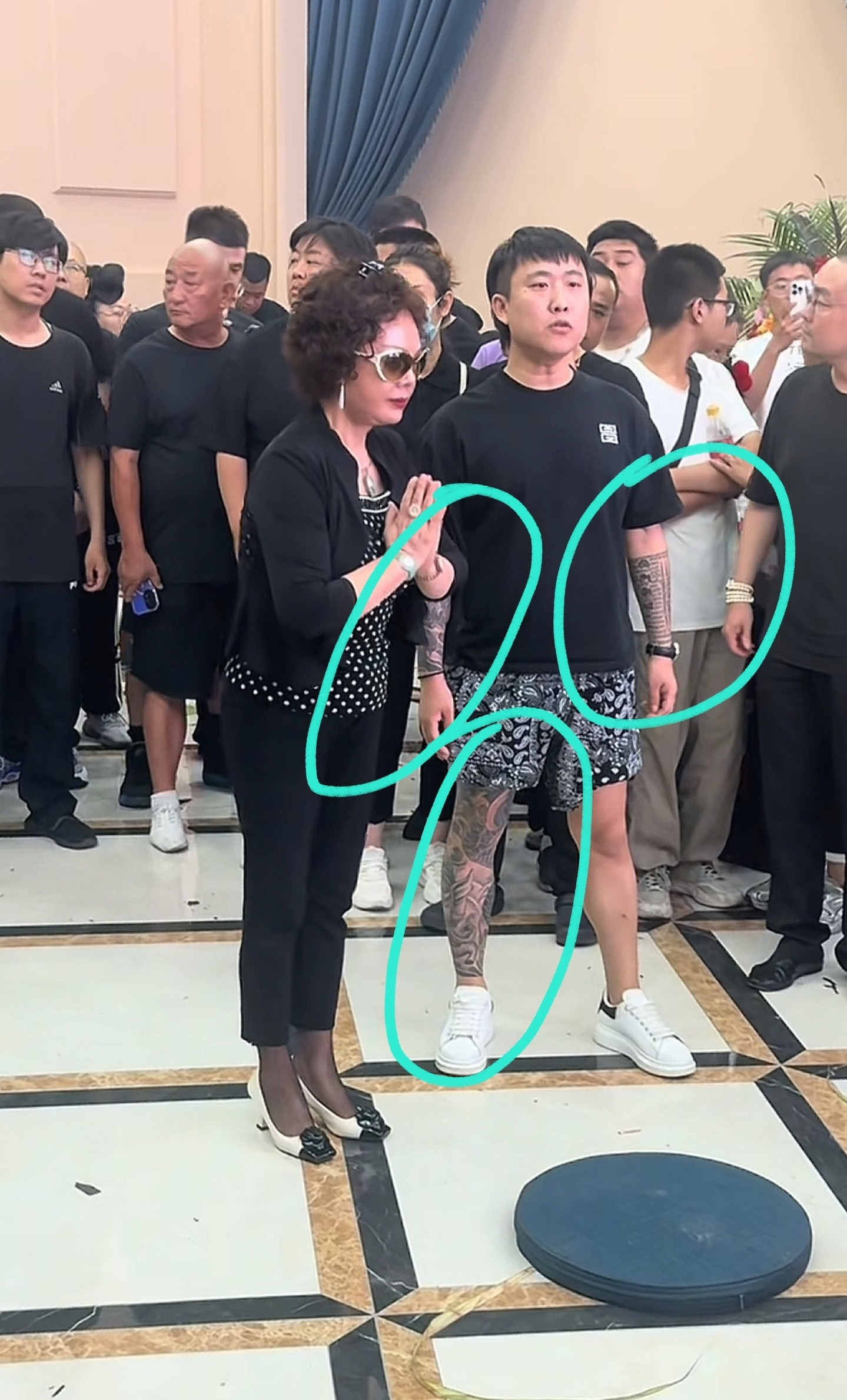 杨少华葬礼上，这个腿上胳膊上都是纹身的“管事哥”出名。看他这个位置和操作，应该就