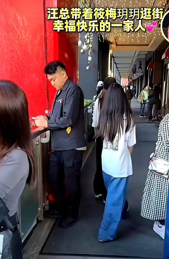 汪小菲想拍女儿，被11岁的玥儿当场拒绝了。这一幕还挺有意思的，他拿着手机想记