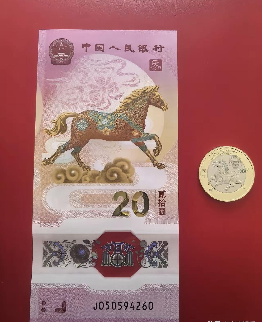 这马年纪念钞发了1亿张，可我排了三回队，只摸到一张。听说有人靠脚本抢到8888，