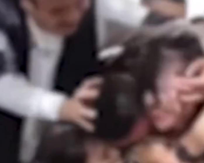陕西咸阳彬州市再现无底线婚闹！结婚当天多名男子分工明确，将2名伴娘捆绑在共享单车