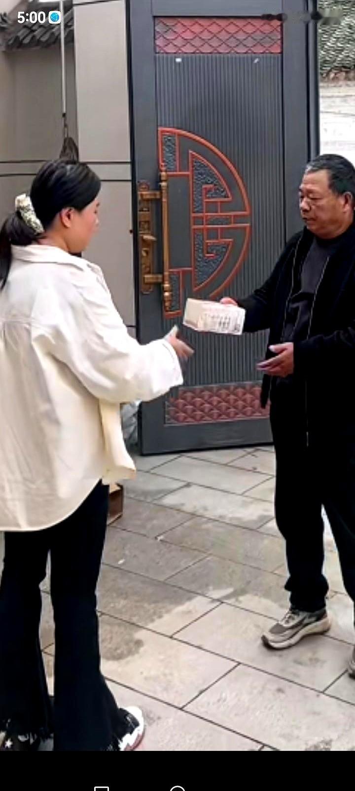 180万拆迁款。老爷子颤巍巍掏出3万给闺女，剩下的，说要给你弟买房。那一刻，