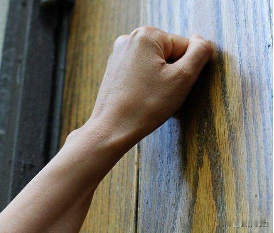 上海，男子装修新房时，定制一批瓷砖，因见部分瓷砖有破损，便拒绝支付尾款。卖方不愿