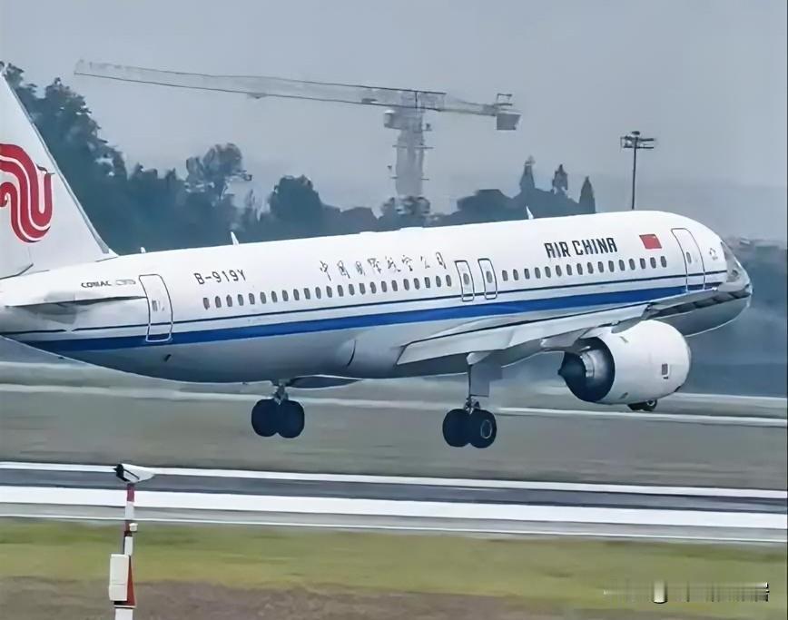 国产大飞机C919，1月份到现在，一架没交。但就在昨天，全国的天空上，它的