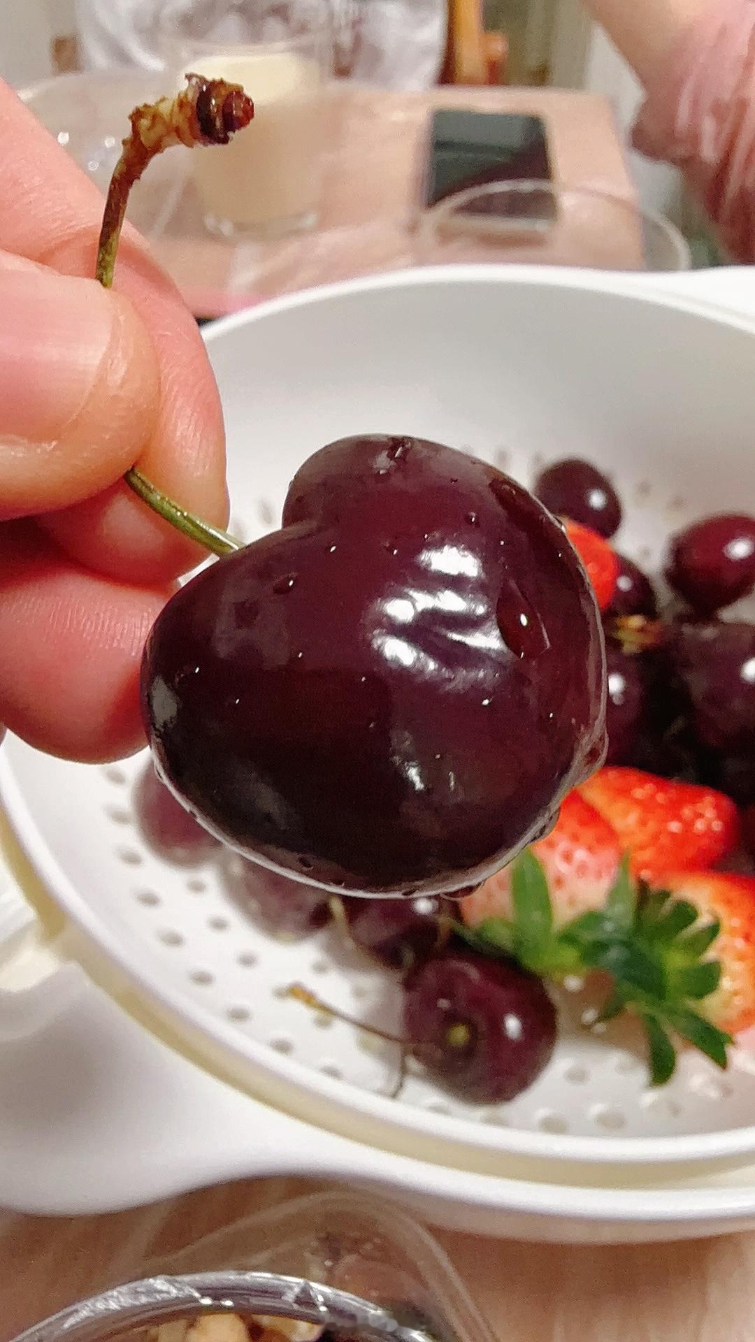 车厘子还是买原箱的靠谱，原箱的意思就是从南美国家原箱运输过来没经过二次封装的，有