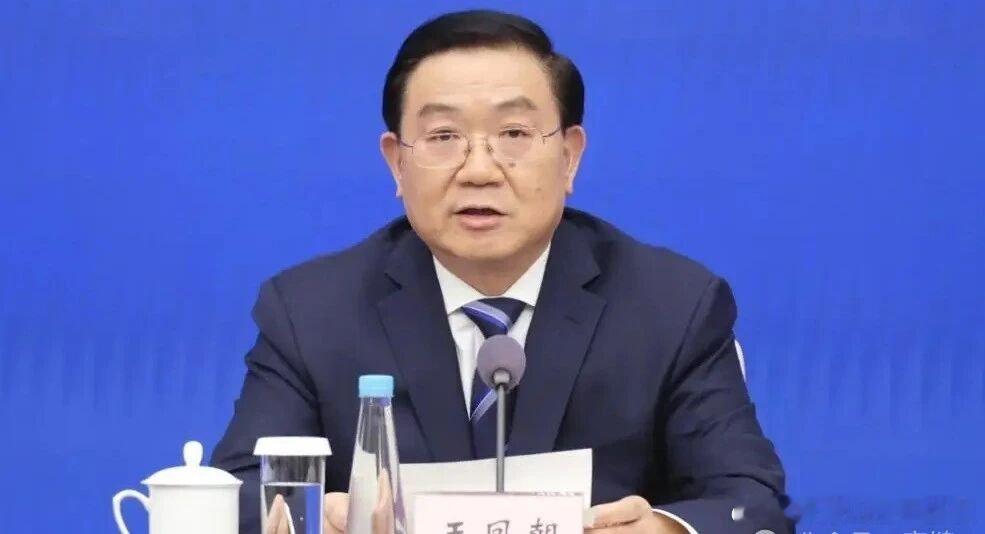 【成都市长王凤朝落马：打球路上被摁倒，跟班先蹲8个月】2025年