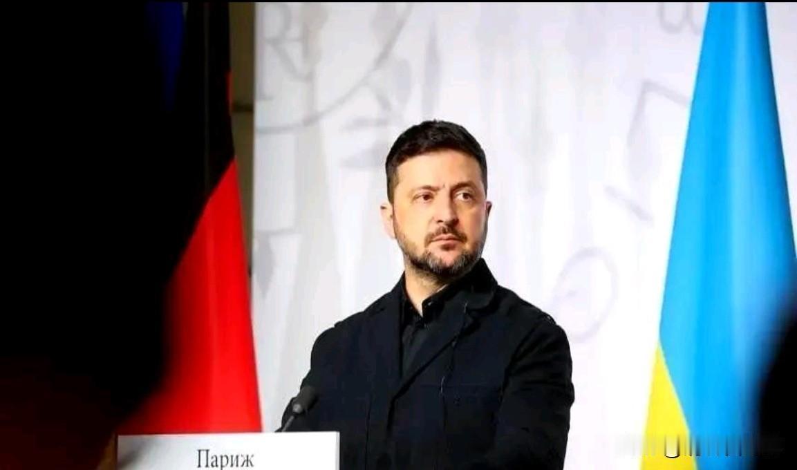 泽连斯基签完字走出会场时，手在颤抖，那颤抖并非源于寒冷，而是协议第7条如同一把利