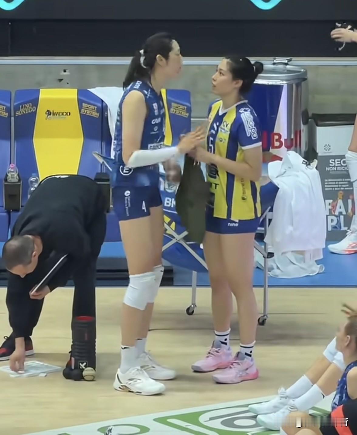 赛后温馨又感动的一幕！姐妹情深，原来庄宇珊打完比赛后，第一时间蹦蹦跳跳先找的是朱