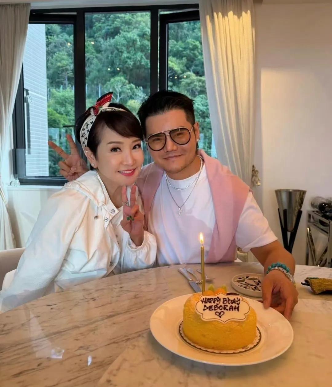 谢霆锋妈妈狄波拉过76岁生日啦，和小11岁的男友江耀城一起庆祝呢。生日宴上的她状