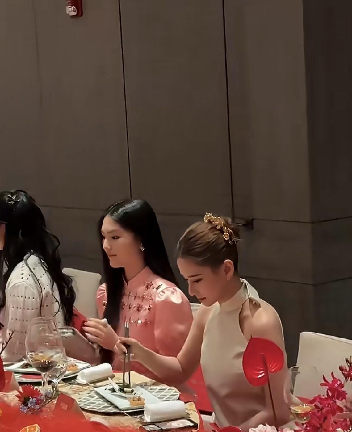 这画面，妥妥的“真公主”聚会现场！一边是艺术世家出身、自带名媛气场的王诗龄，一边