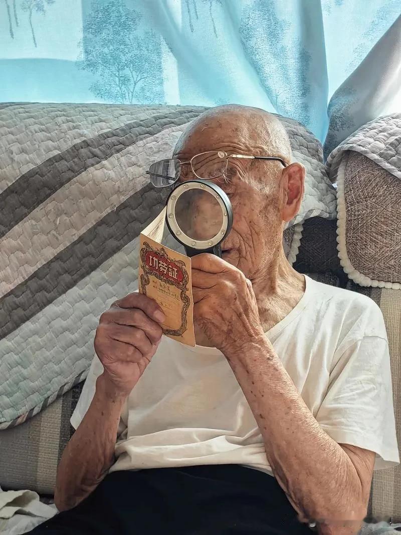 我姥爷活到九十七他这辈子没运动过一天早上起来第一件事点烟泡茶坐门口看来