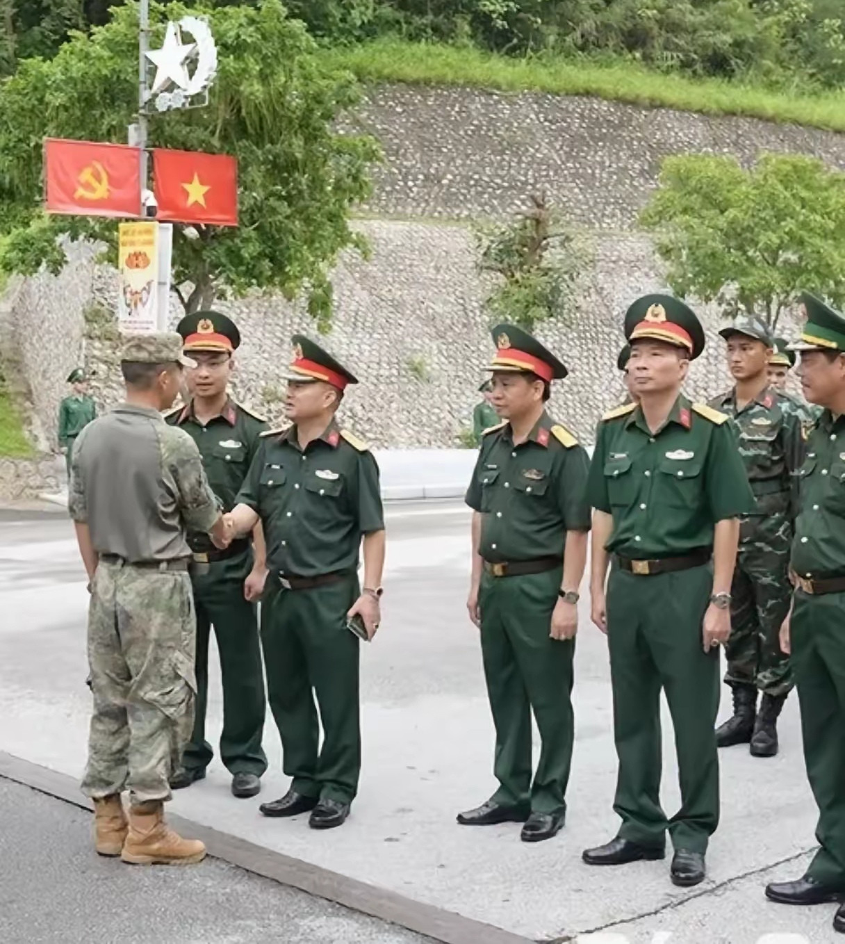 越南军官现在越来越有土豪感，一个个腕带金手表，手握苹果机。虽然他们已非40多年前的越军，但这样的越军