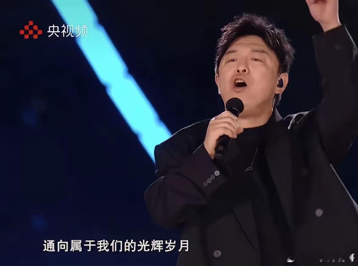 黄渤在鸿蒙星光盛典上表示，对于鸿蒙系统来说这些年退一步可能不是海阔天空，却有可能