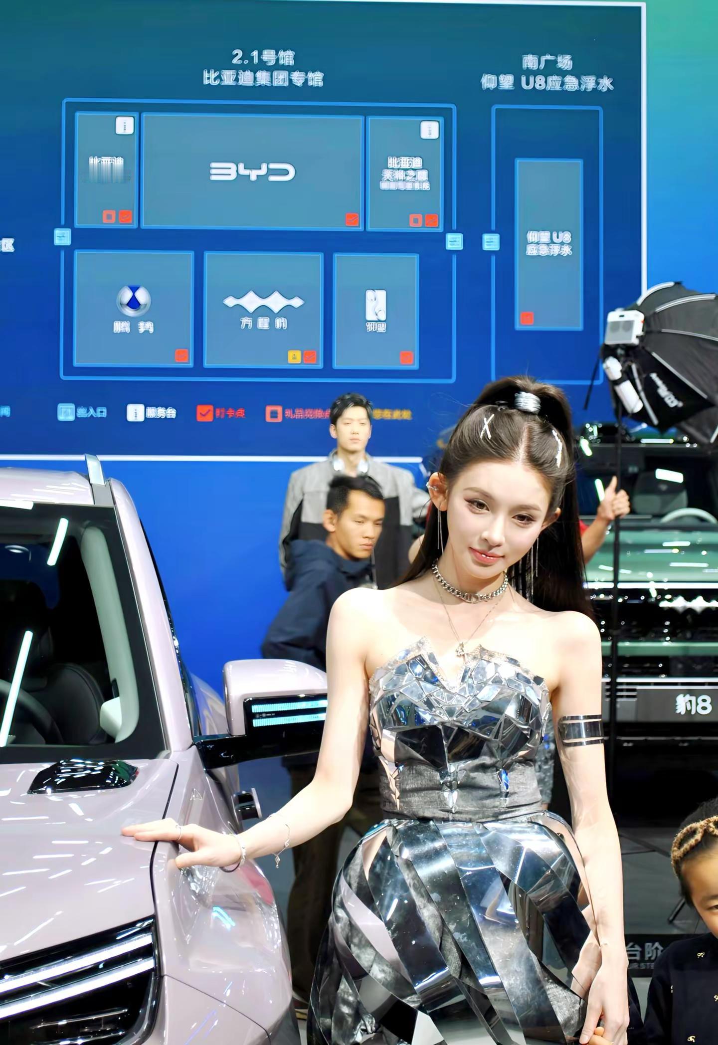 广州新一届车展美女合集。广州第二十三届亚洲国际车展，模特合集来啦！喜欢...