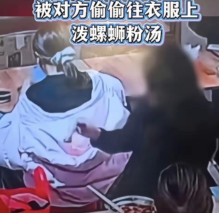 最近这段餐厅监控看得人血压飙升！明明只是小事一桩，受害女子发现坐错凳子后，第一时