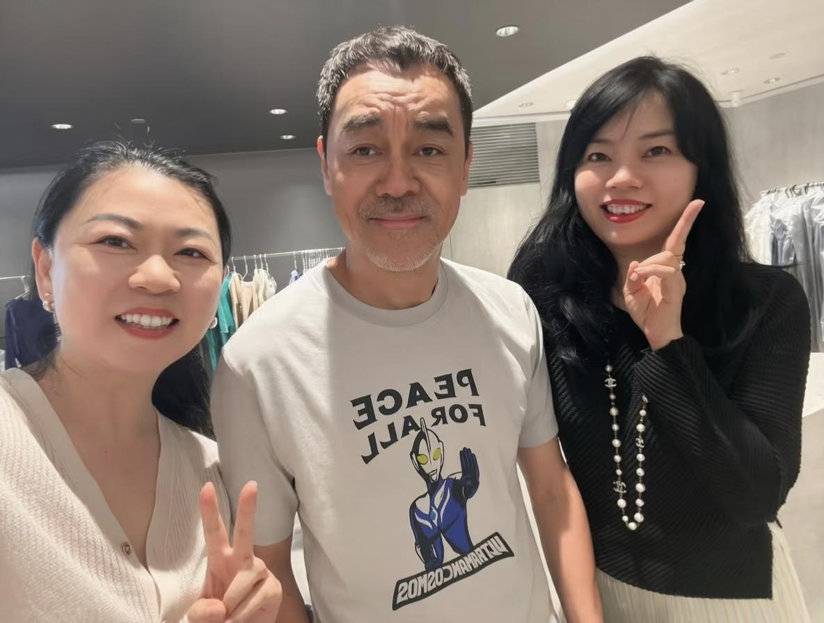 62岁刘青云和老婆郭蔼明现身香港一间服装店购物，他的穿衣打扮低调朴素，状态非常好