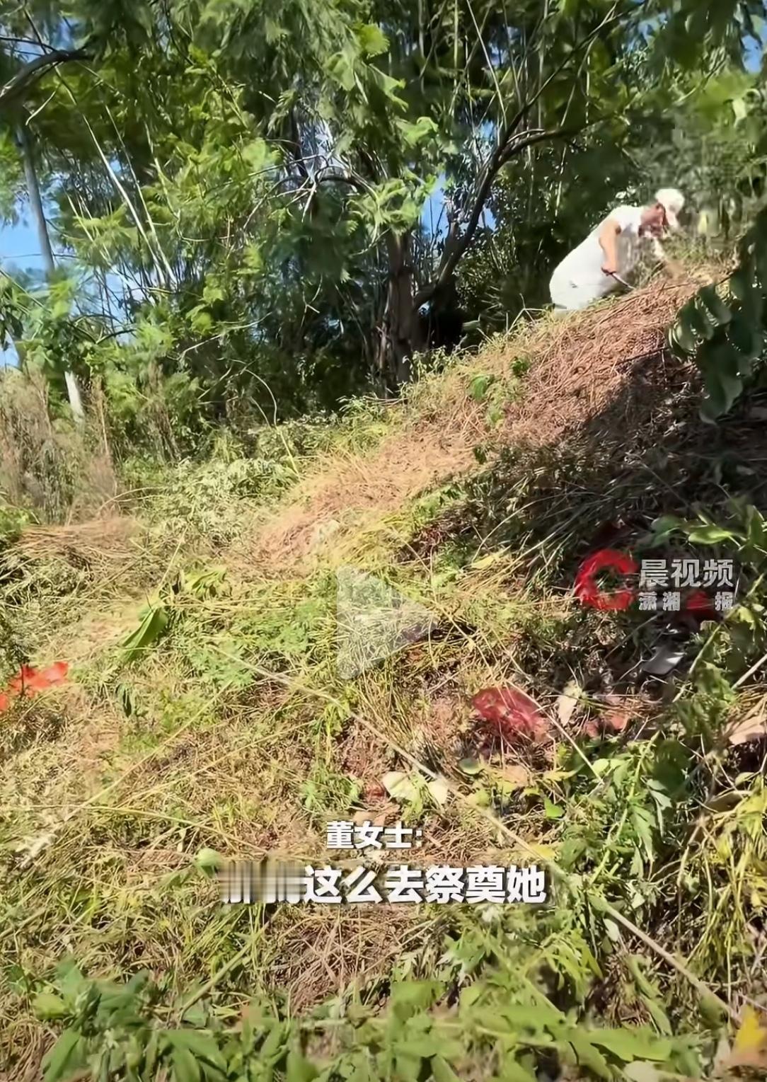 四川泸州，董女士每年都陪丈夫去祭奠他的亡妻，已经连续三年了。她还会主动提醒丈夫：