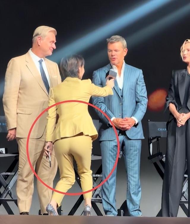 网络的戾气VS陈璇的反击！一张裁切出来的俯身递麦截图，短短几天搅动全网舆论。