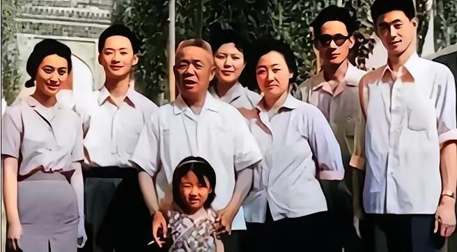 1980年，退休后韩先楚与子女合影，韩先楚长相普通但妻子貌美如花。这张照片拍