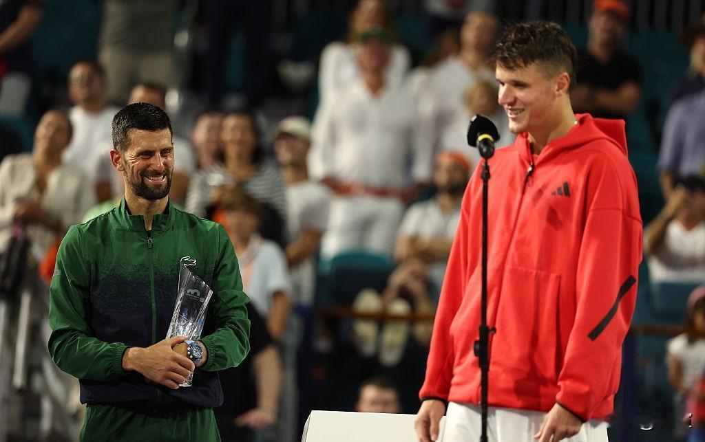 突然才注意到！澳网官方发布消息，门希克因伤退赛，澳网10冠王德约科维奇就此不战而