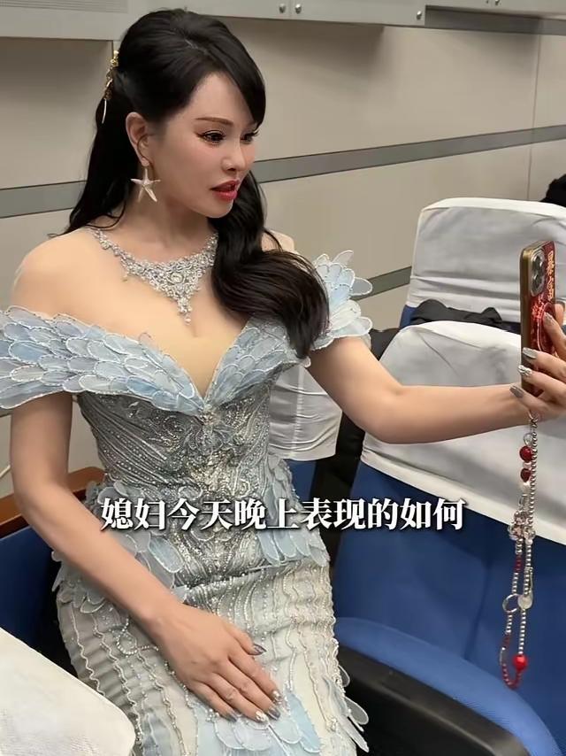 伊能静春晚登台，秦昊全家倍感荣光2026年春晚舞台上，伊能静唱响《宝岛恋歌