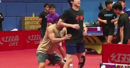 难怪王楚钦要换体能教练，看任主任这强壮的肱二头肌，拉王楚钦都费劲，作弊叔可能都拉