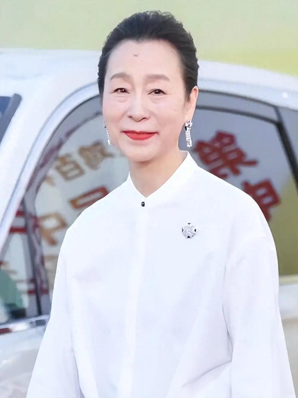 1992年，周野芒从美国进修归来，撞见妻子奚美娟刚生下孩子。他未发一言，净身出户