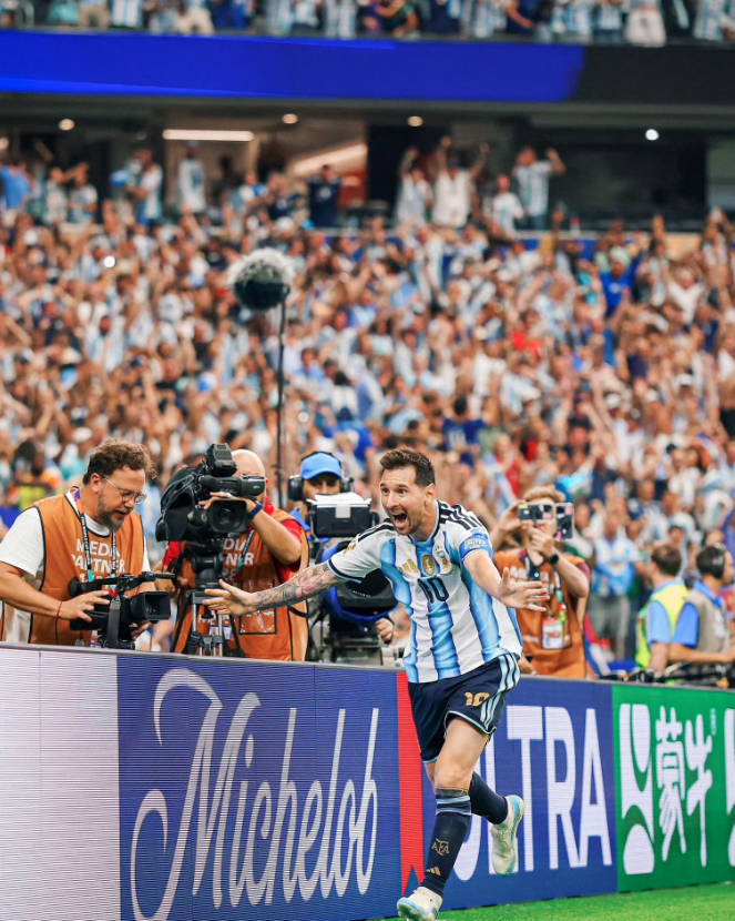 世界杯群星闪耀时：🇦🇷梅西:28场18球🇩🇪克罗泽:2