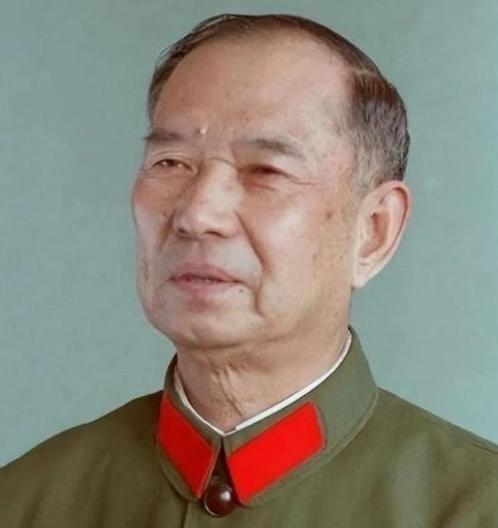 1982年，开国少将尤太忠视察部队，见一副团长好生眼熟，暗骂一句大事不好，立刻打