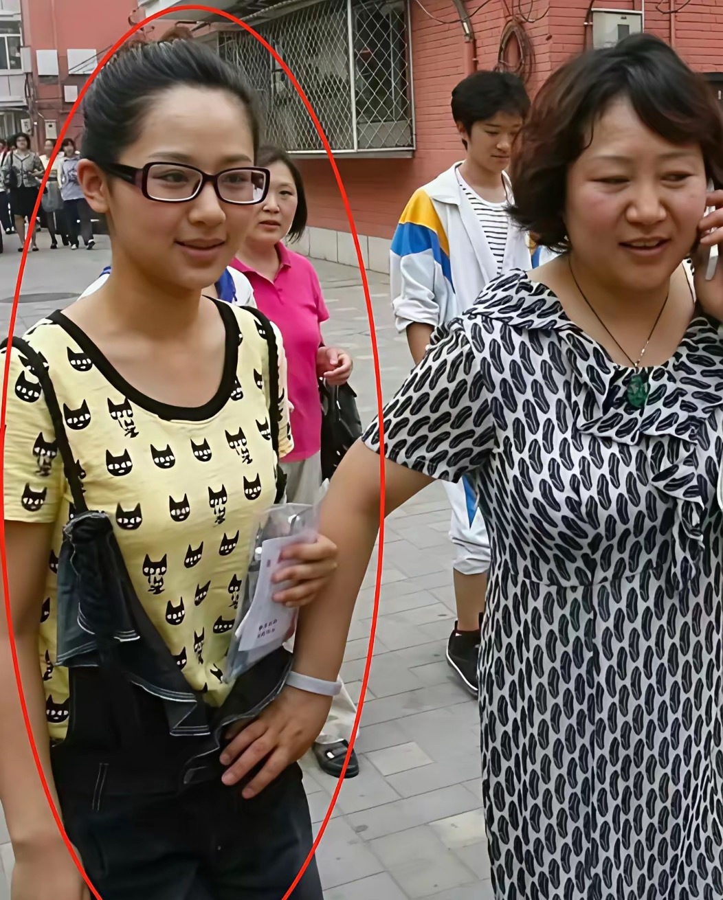 杨紫原来长这样，看来挺随她妈妈的，真的是女大十八变，变得都不认识了。​​​