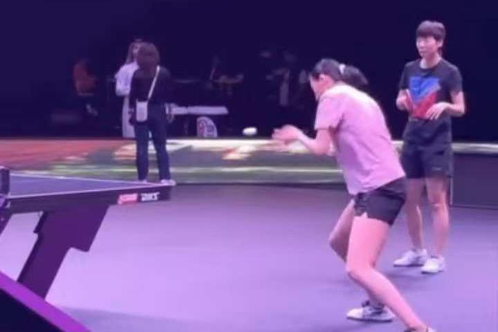 多哈训练场，曼昱当教练指导了。2026年第一场比赛，国乒主力人