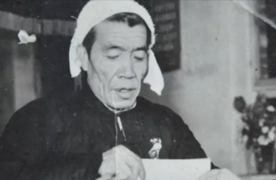 1979年，在全国政协会议上，农业部副部长杨显东，批评坐在主席台上的副总