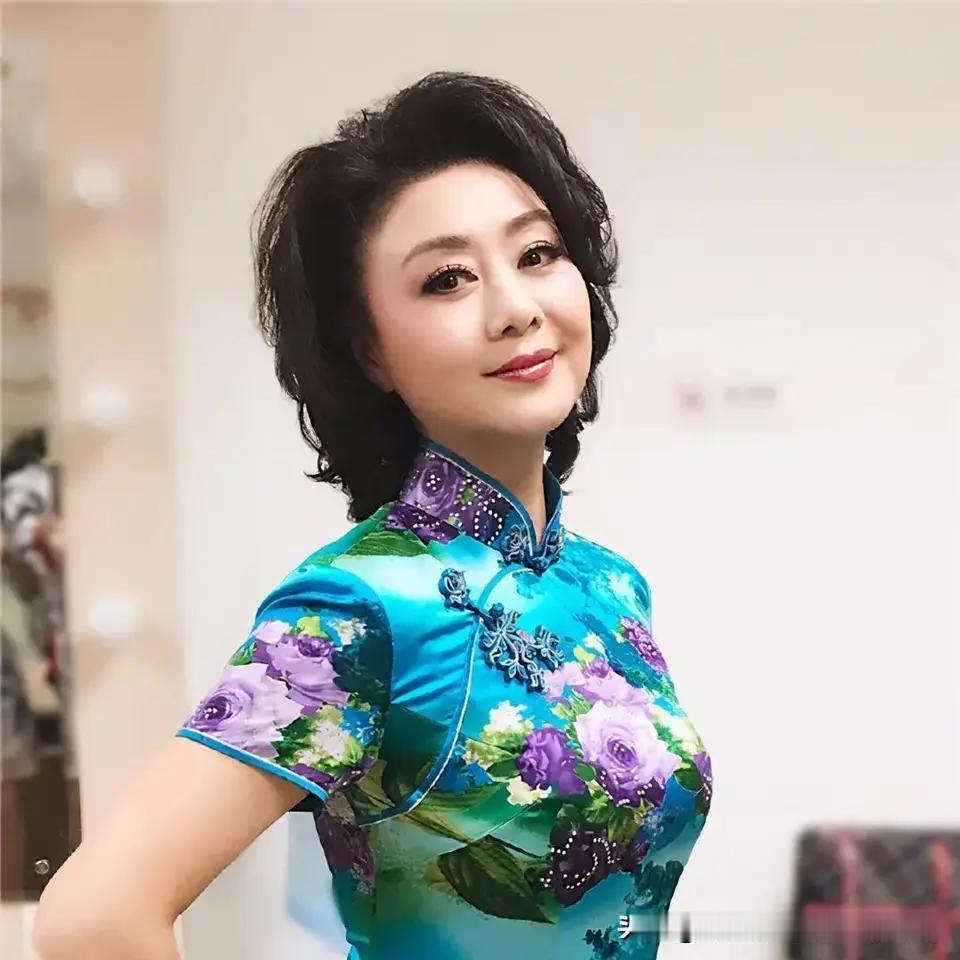 靓丽挡不住，名家李胜素。芳龄过六十，风采依旧驻。
