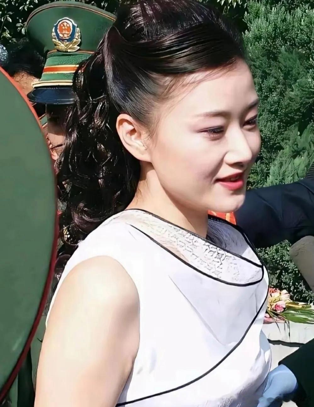 宋祖英年轻时候，皮肤白皙歌美人也美，不知成为多少人的梦中情人