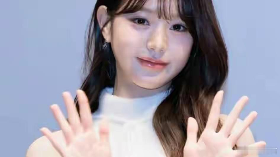 柳智敏张元英圣诞颂同框2025年12月，张元英（IVE成员）和柳智敏（aespa