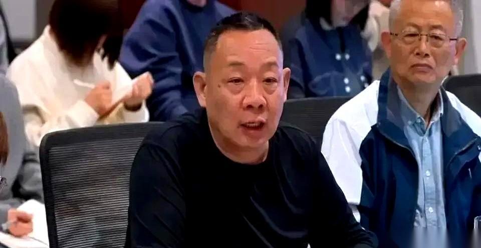来看看胖东来于东来面对“天价涨租”是怎么掀桌子的。房东一口气把租金往上砸了20