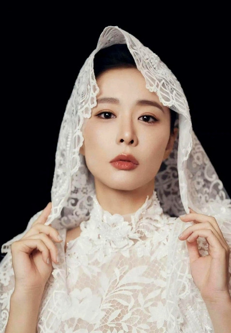 我朋友亲眼见过高叶本人，说看到真人的那瞬间，她都震惊了！线下与在荧幕上看的差