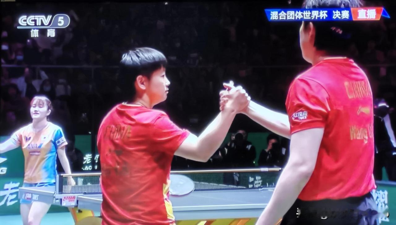 莎莎握着大头的手顺势又压了下来…这个握手，显得别致又普通低调又含蓄，意思只有两人