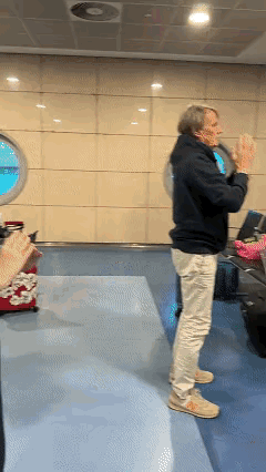 这就是中国文化的魅力！太暖心了！埃及开罗机场这一幕，直接火出圈！飞机延误