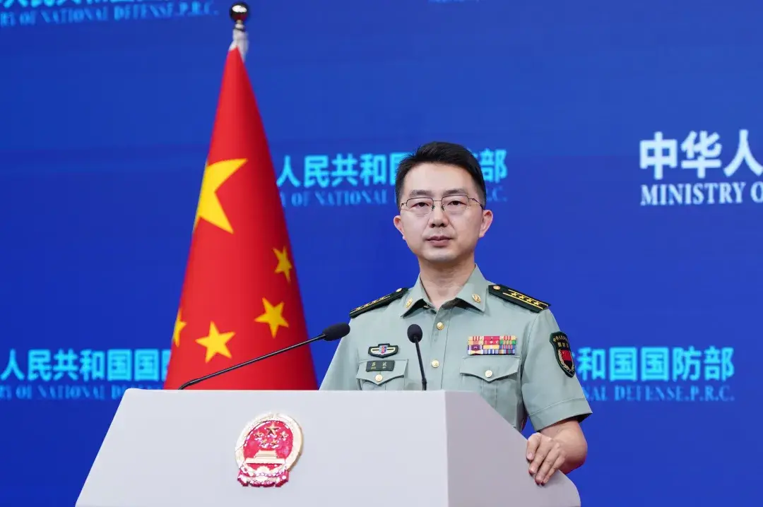 大量外国船只悬挂五星红旗，防止成被袭目标？国防部回应7月8日下午，国防部新闻局