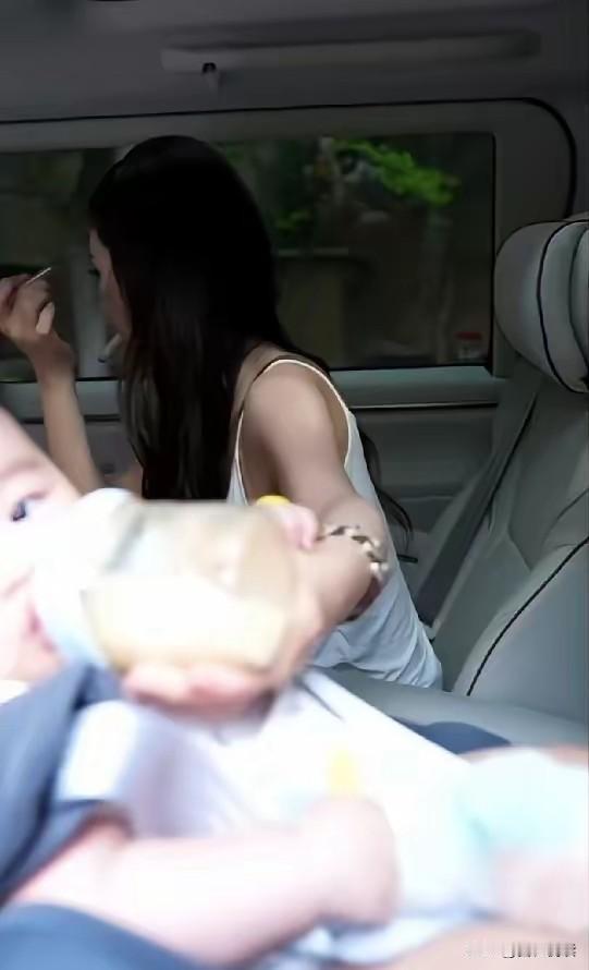 马筱梅母子俩穿牛仔装晒娃照片全网飞后为什么引来了越来越多的质疑和差评