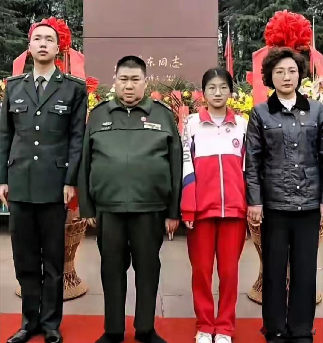 父子从军戎，为国建勋功。强我中华任，使命装心中。