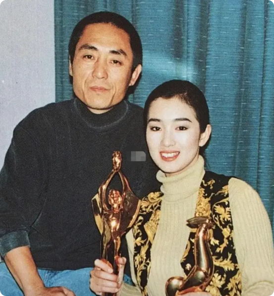 1995年，同居8年后，巩俐卑微地向张艺谋说：“结婚吧，我给你生三四个孩子！”谁