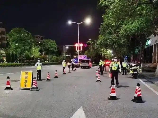 “哭笑不得！”一女子开车遇到查酒驾，车子刚停下来警察就闻到一股酒精味，看着警察表