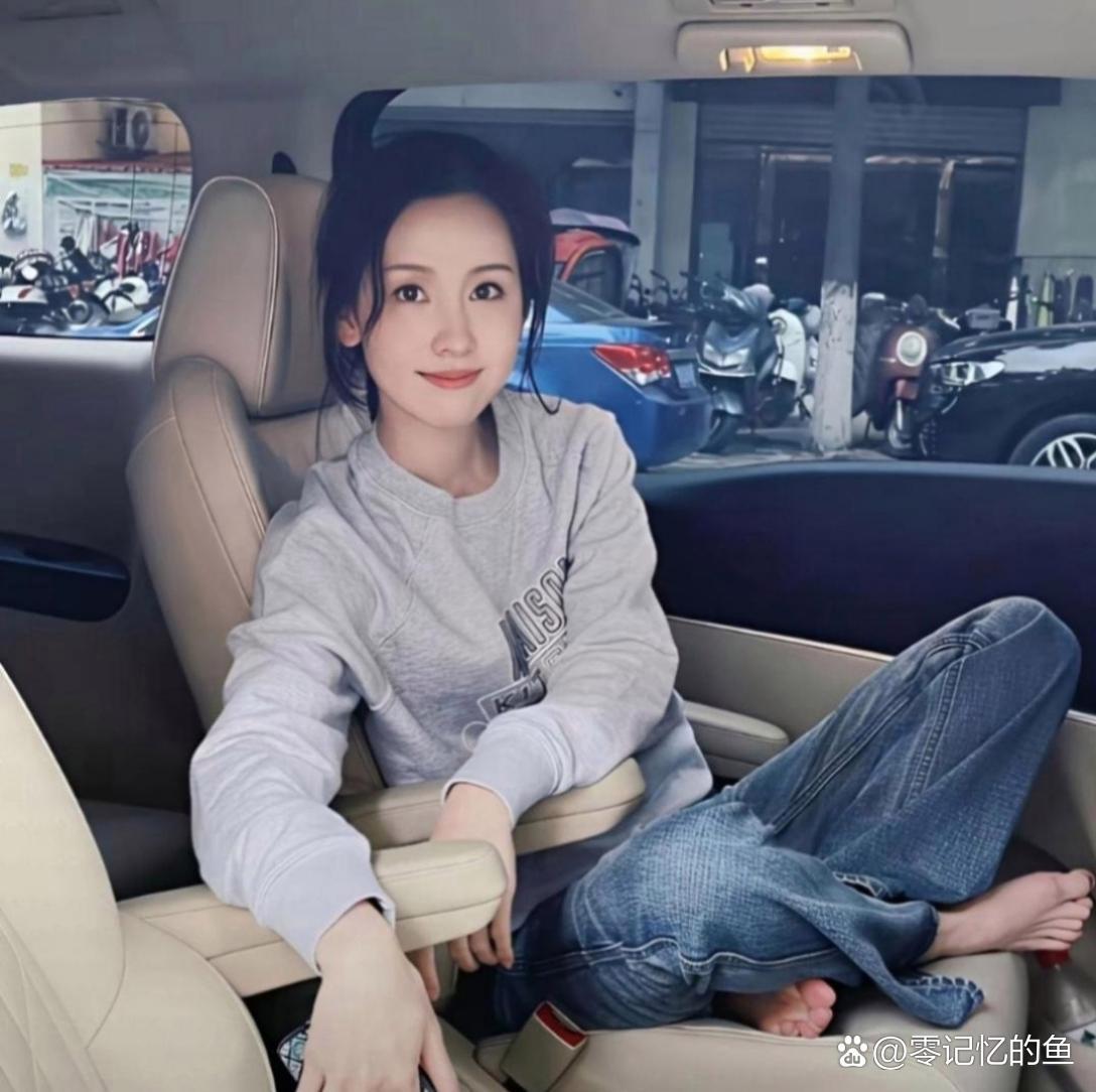 陈都灵的脚型独具特色，辨识度拉满，和普通人差别很明显。
