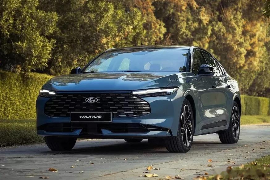 福特动作相当快，蒙迪欧刚改款才一个月，海外版福特金牛座就同步改款，中东用户直