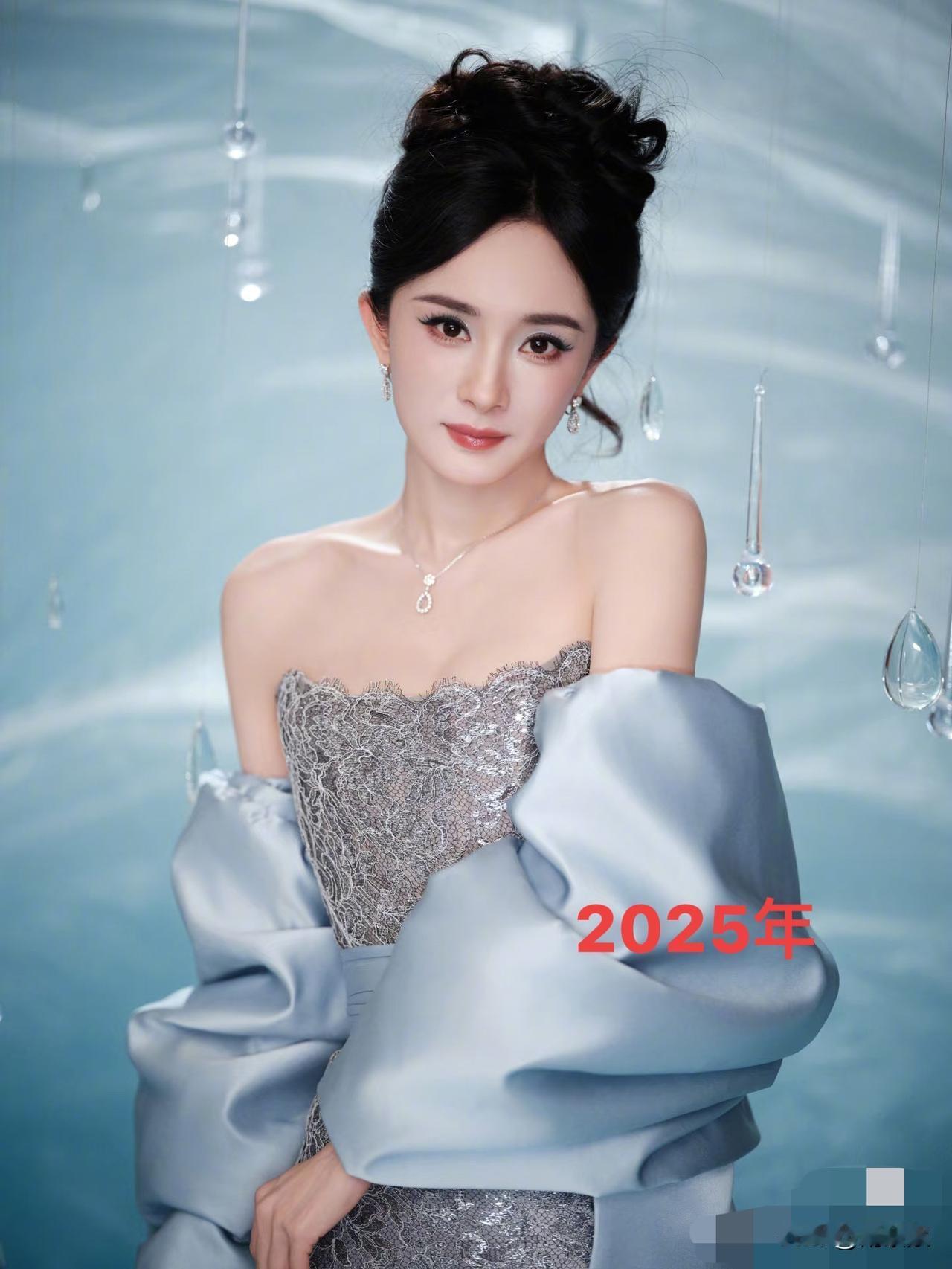 与去年的丝塔芙直播造型相比，杨幂是不是显得瘦了一些？瞧！她今年穿银灰色蕾丝抹